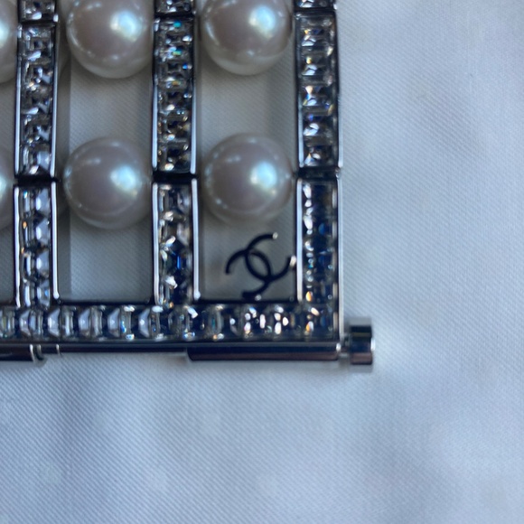 CHANEL CC Pearl and Crystal Cuff Bracelet - Picture 3 of 5